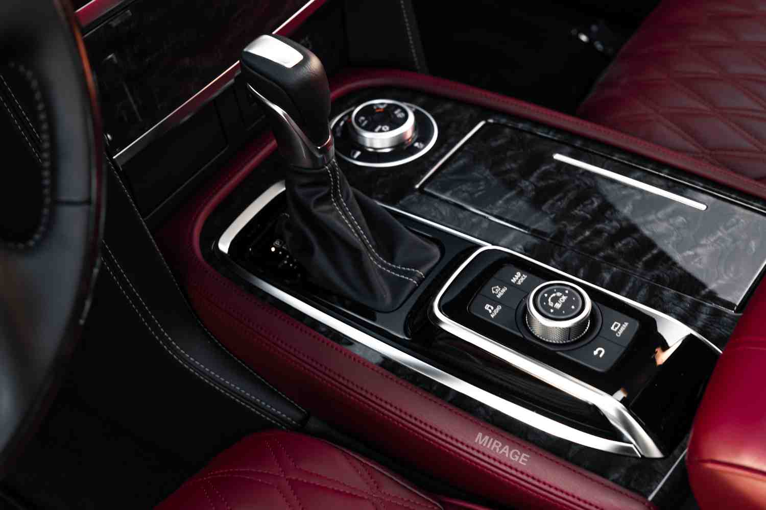 日产巡逻车白金版 PATROL LE PLATINUM